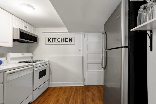 Building Photo - 10 S Troy Ave