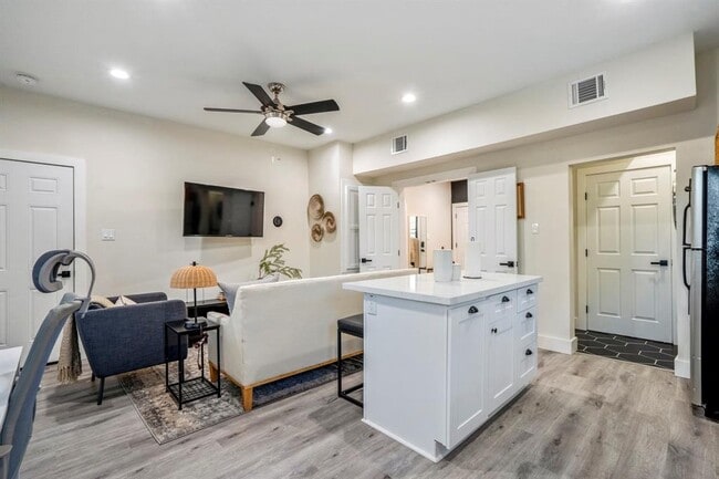 Building Photo - 5 Estelle St