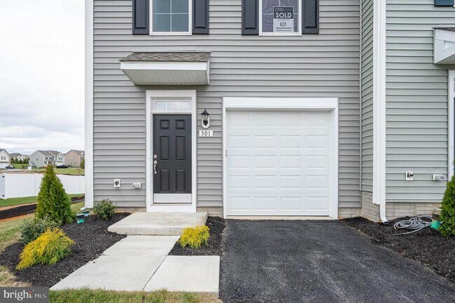 Building Photo - 301 Hillsdale Pl