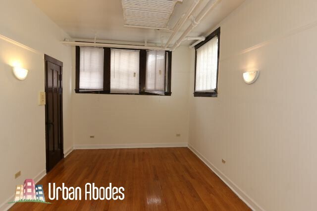 Building Photo - 812 W Waveland Ave