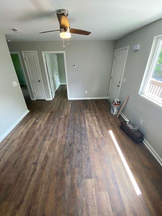 Building Photo - 2 bed 1 bath in quadplex. Walk to Meharry Medical College or Fisk. Renovated, off street parking....