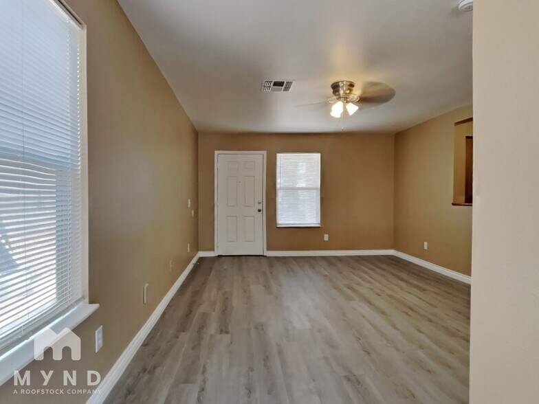Building Photo - 11793 W Dahlia Dr