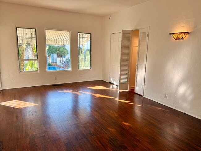 Building Photo - 2166 Beachwood Terrace