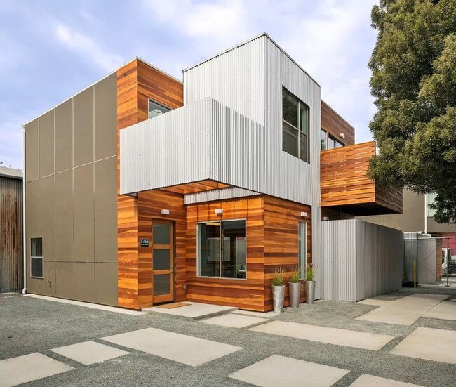 Building Photo - Beautiful Modern 3BR/3BA with In Unit Laun...