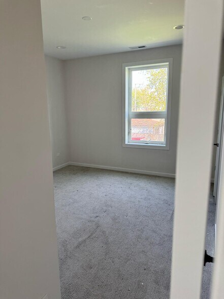 Building Photo - 2848 W Adams St