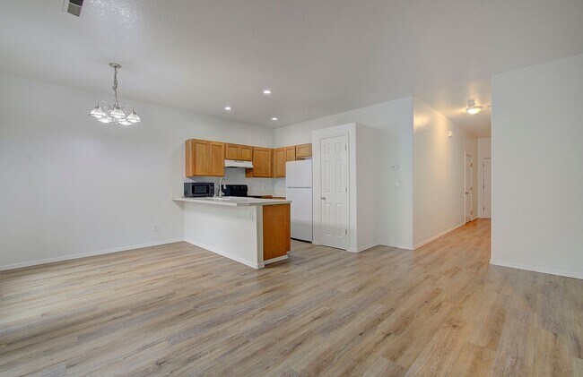 Building Photo - Charming 3bd, 2ba townhome in Bagley Downs...