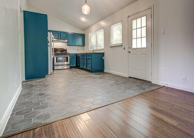 Building Photo - 5508 Pine Pl