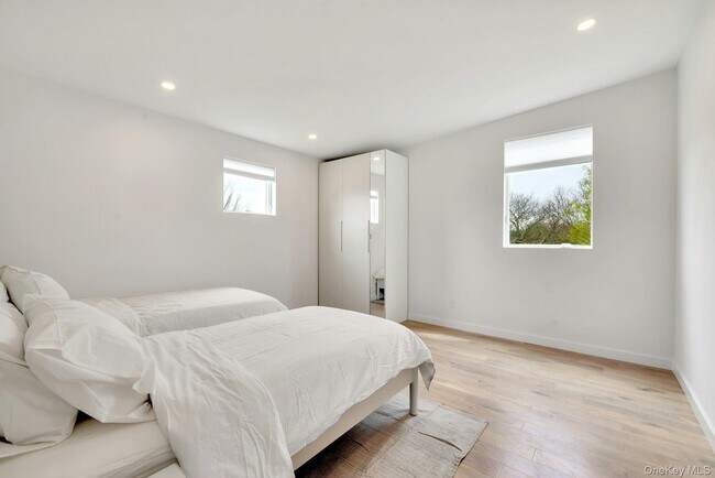 Building Photo - 420 Old Farm Rd