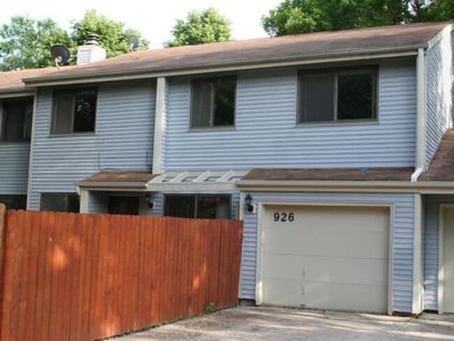 Primary Photo - Large townhomne