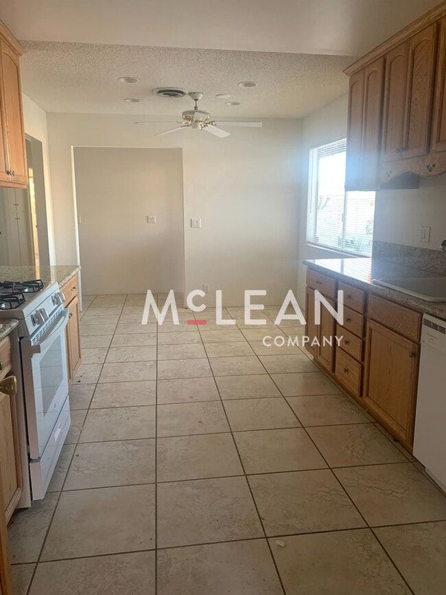 Building Photo - Three Bedroom Home in Beautiful Neighborhood