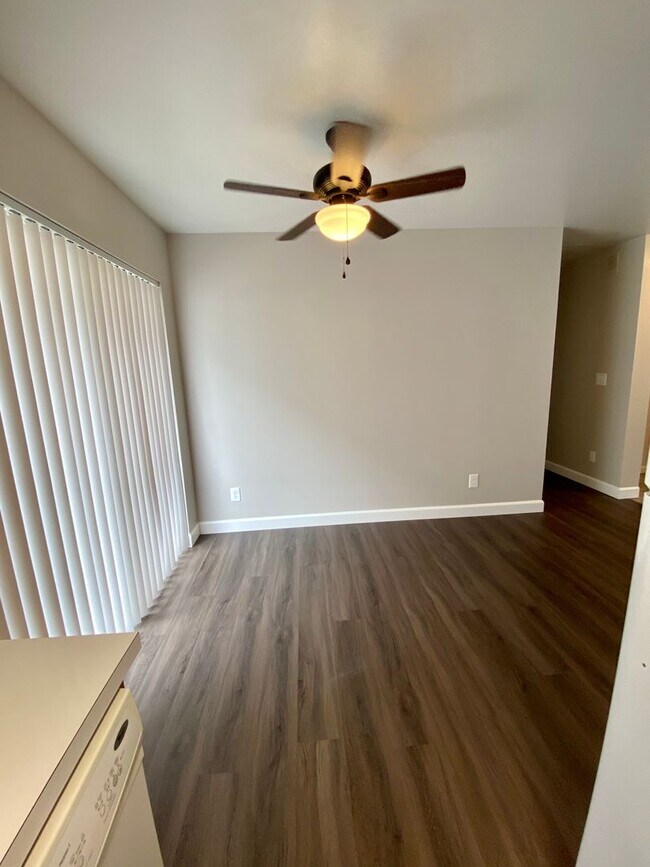 Building Photo - R242b