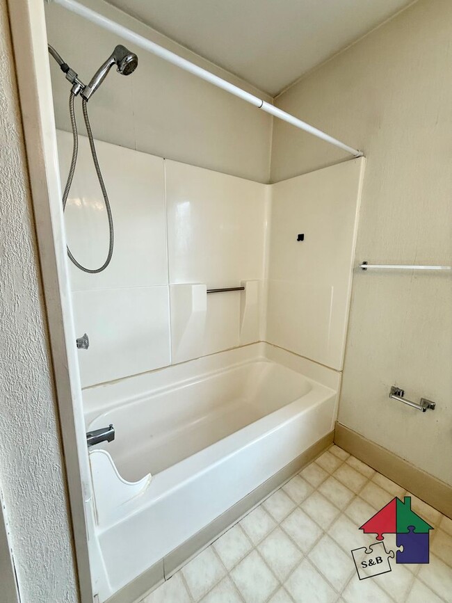 Building Photo - 19 Meadow St