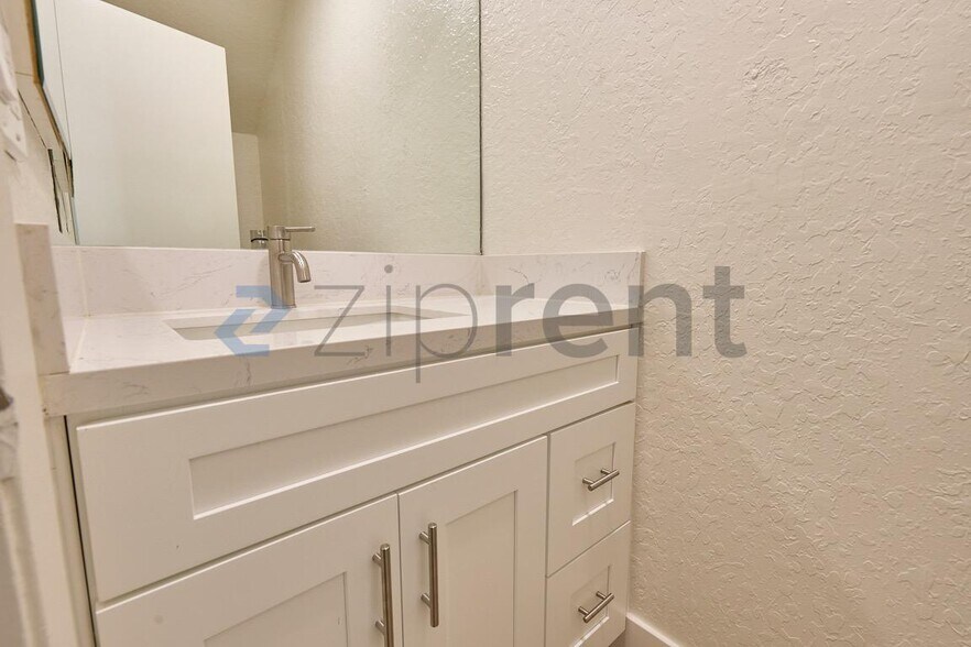 Building Photo - Unit A
