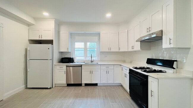 Building Photo - 61-61 Glenwood Rd