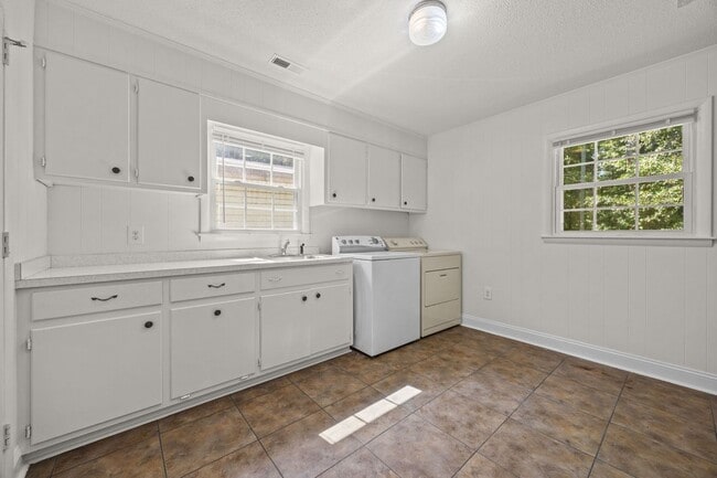 Building Photo - 3 Bed 2 Bath Just Outside Downtown Lilling...