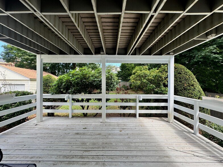 Building Photo - 136 Sharon St