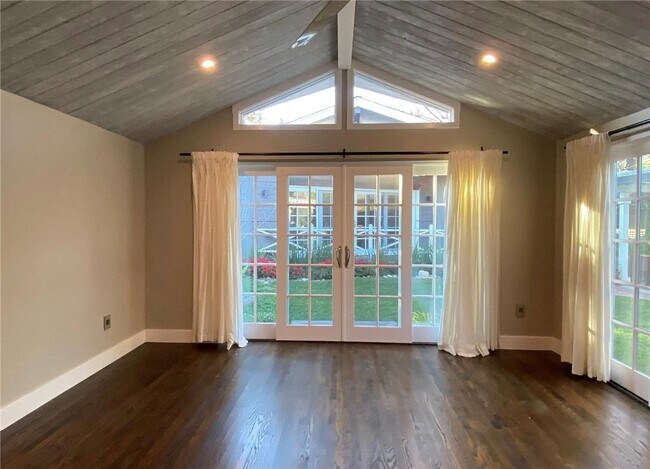 Building Photo - 349 Norumbega Dr