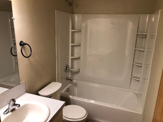 Building Photo - Updated 3 bedroom 1 bath house in Springfi...