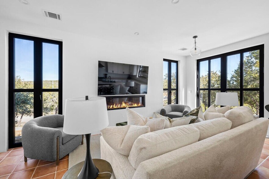 Building Photo - 2701 Bumble Bee Dr