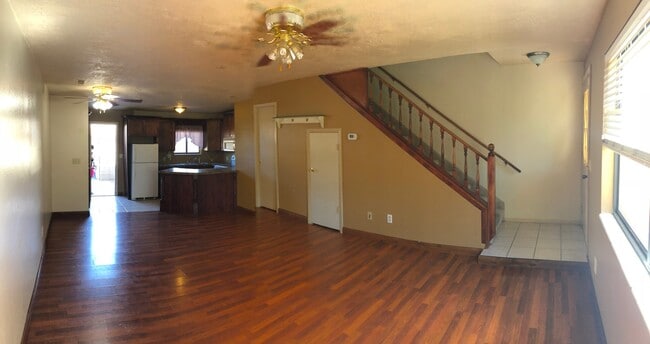 Building Photo - 2 Bedroom 1.5  bath townhome with communit...