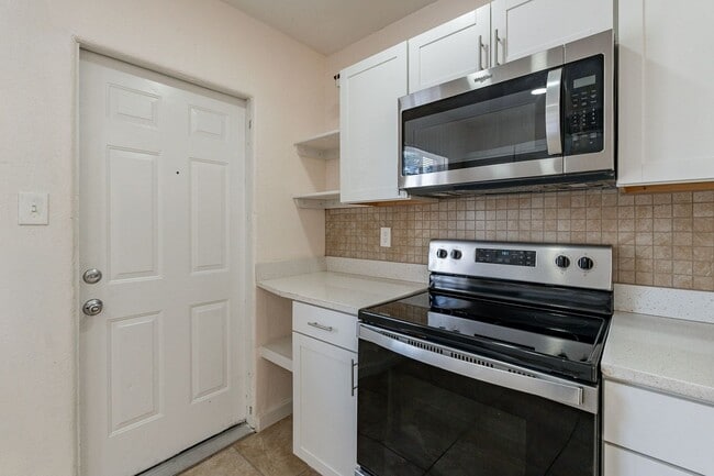 Building Photo - Two Bedrooms - Central Phoenix!