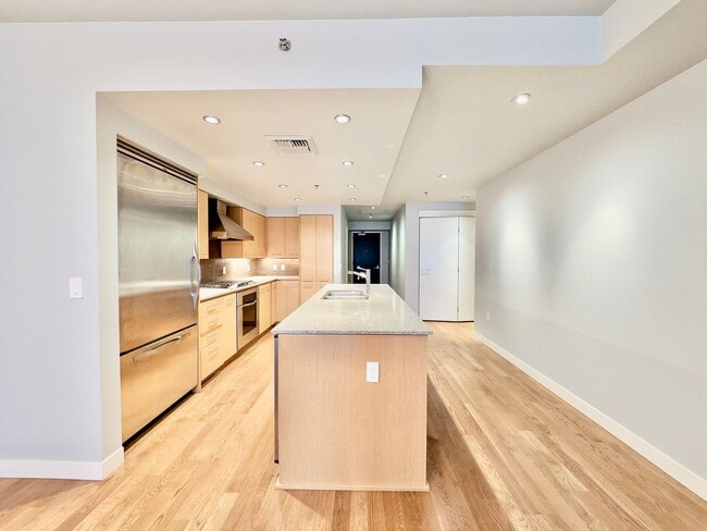 Building Photo - Exquisite Condominium at the Renowned Waterfront Pearl with Views of the River, Work Out Facility...