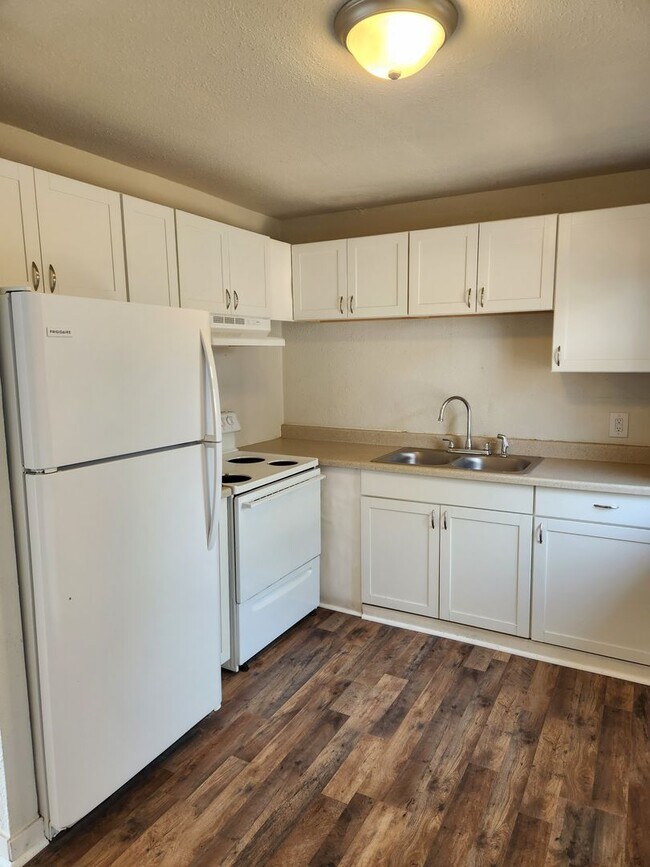 Building Photo - Sheridan Park/ East Bremerton 1 bed 1 bath duplex cottage