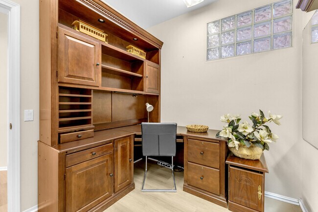 Building Photo - 37468 Westridge Ave