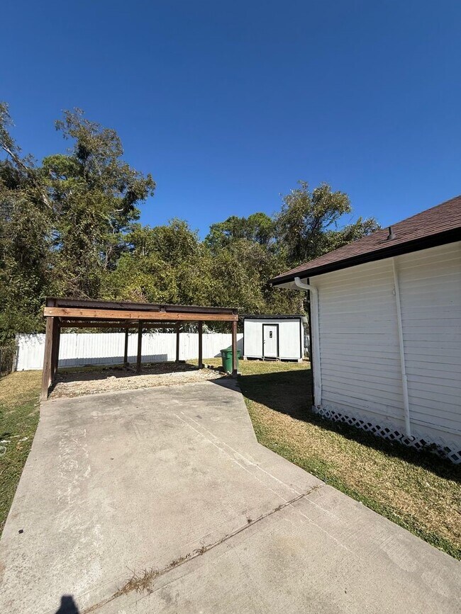 Building Photo - 8407 Carolwood Dr