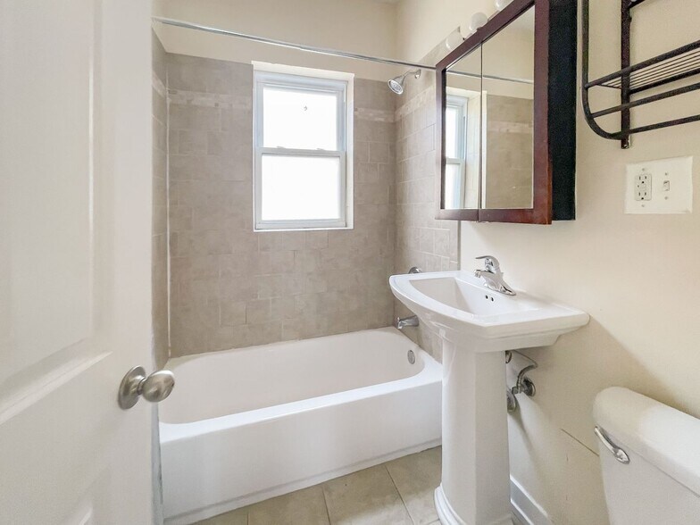 Building Photo - 4851 N Wolcott Ave