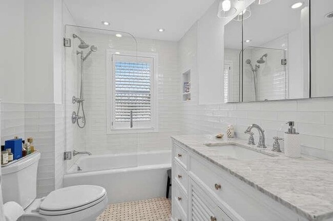 Building Photo - 25 Soundview Ave