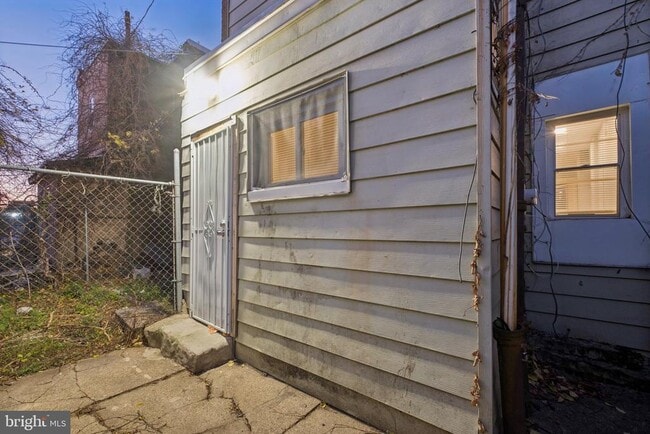 Building Photo - 1316 W Clementine St