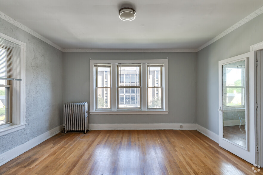 1BR, 1BA - 750SF - Living Room - Wellesley