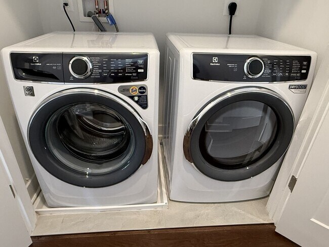 Building Photo - Brand new 4 level, 4 Bedroom Townhome with Elevator!