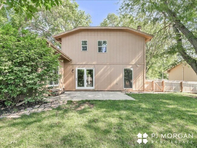 Building Photo - 3 bedroom 2 bath house in a great location!