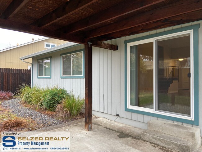 Building Photo - Roomy and well-equipped 3 bd. north Ukiah ...