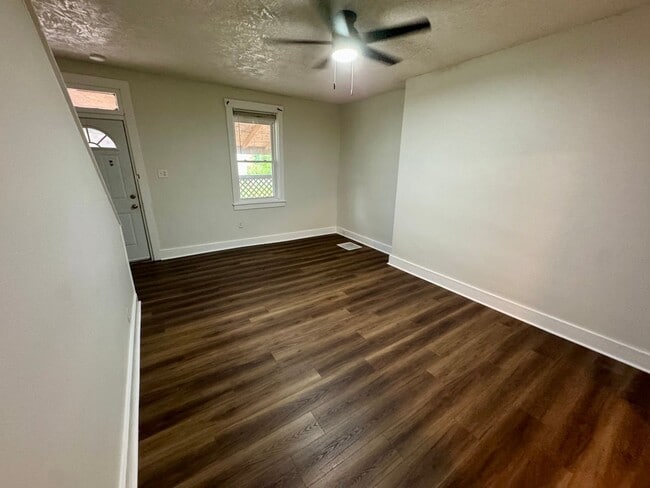 Building Photo - Spacious 1 Bed 1 Bath Home!