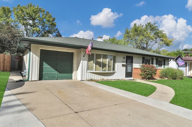 Building Photo - 904 Woodland Dr