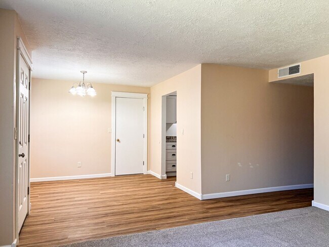Building Photo - 2BD/1BA DUPLEX W/ GARAGE &YARD IN SALEM