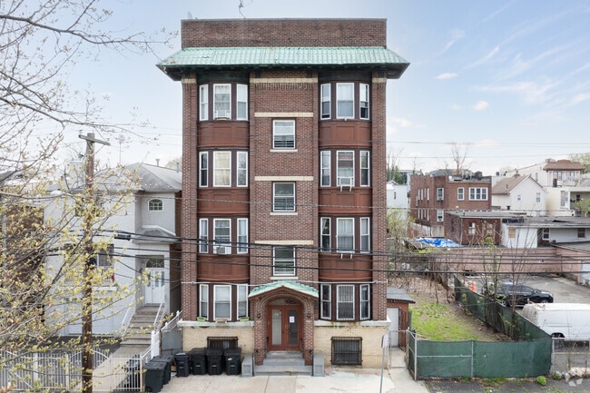 Building Photo - 255-257 Lake St
