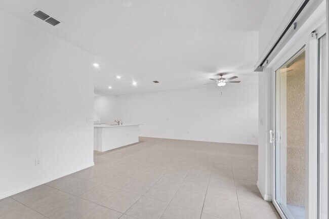 Building Photo - Absolutely stunning 3 BR /2.5 Bath / 2 Car Garage + LOFT townhome in ultra-modern and green-focus...