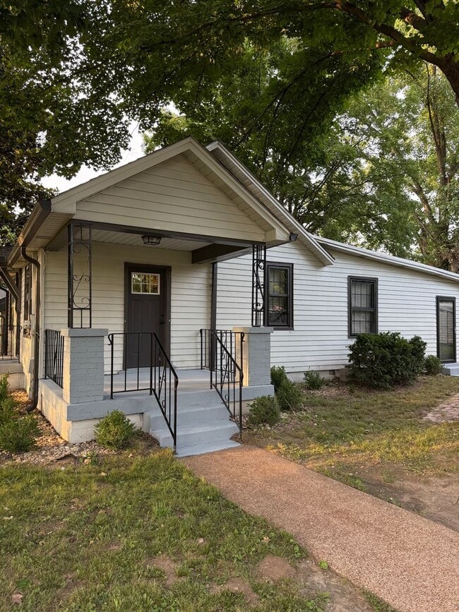 Building Photo - 2 Bed 1 Bath home minutes from everything ...