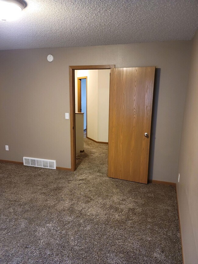 Building Photo - 4241 Estate Dr S