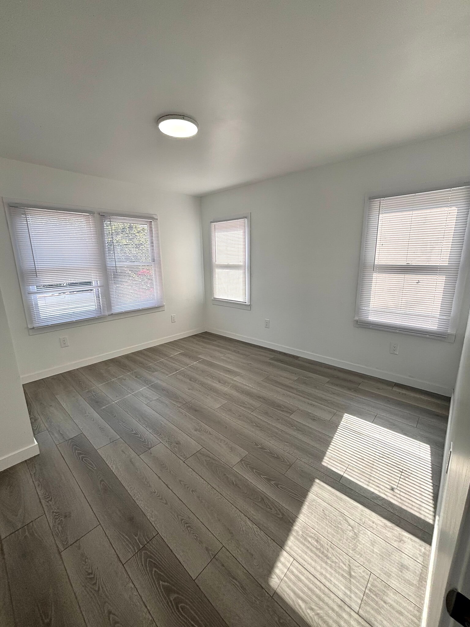 Building Photo - 1956 1/2 Park Grove Ave