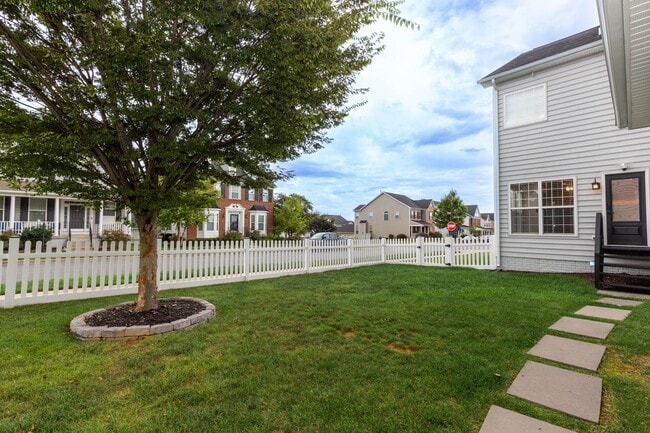 Building Photo - 4 bed, 2.5 bath Single Family Home in Char...