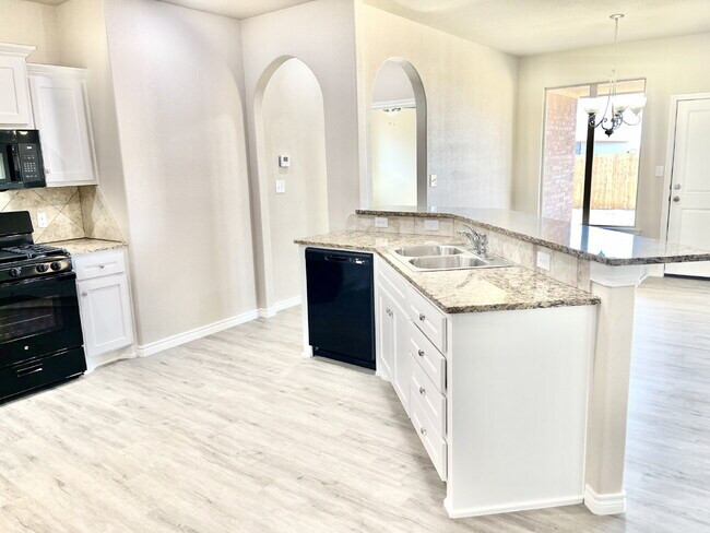 Building Photo - Beautiful 3-Bed Oasis with Granite Touches in Lubbock – 1650 Sq. Ft. of Comfort!