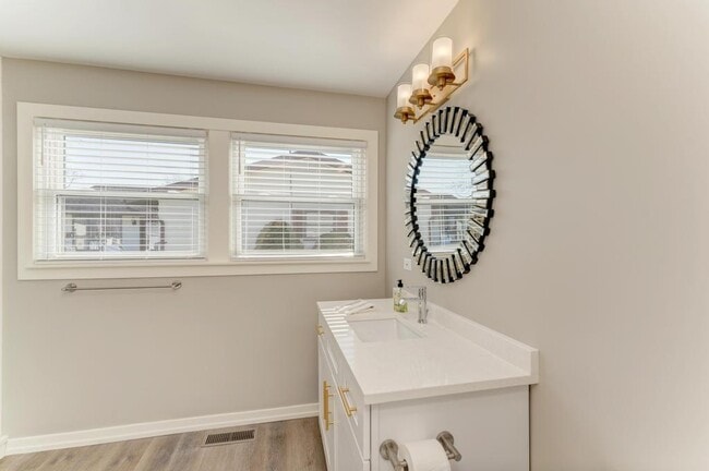 Building Photo - 935 Elmwood Ln