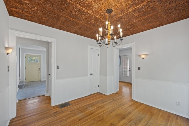 Building Photo - ANDERSON- Charming 4 bedroom 2 bath with fenced backyard