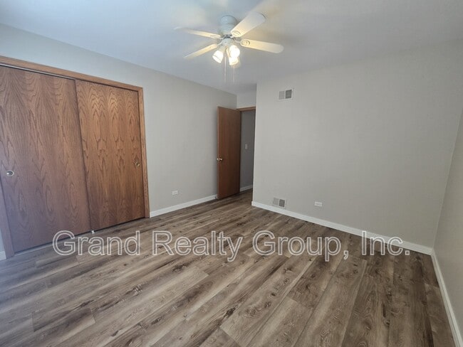 Building Photo - 1565 Old Barn Cir