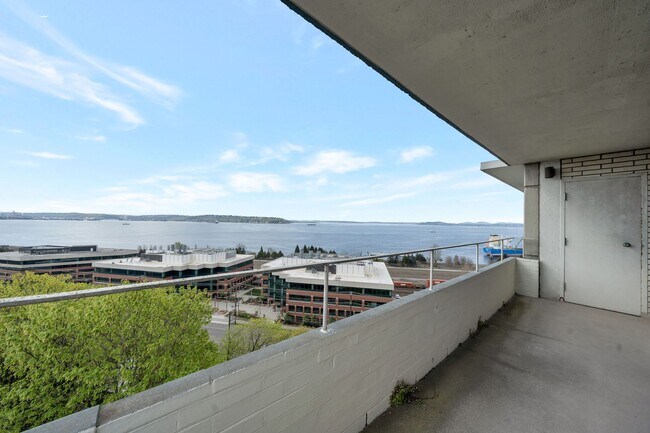 Building Photo - Stunning Queen Anne south slope condo with parking